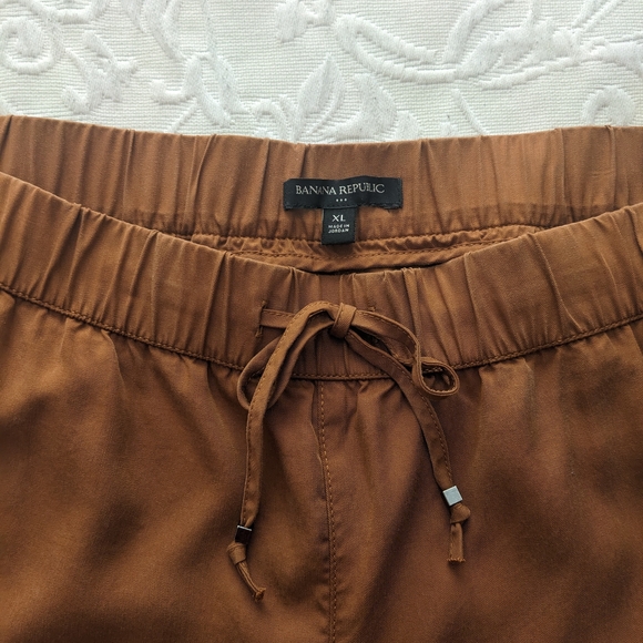 Banana Republic Women's Tan Cargo Jogger Pants - Picture 3 of 4